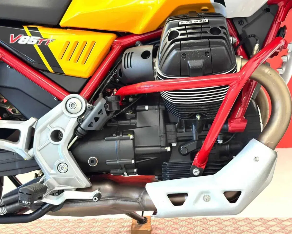 Moto Guzzi V85 TT Evocative Graphics: l'usato a 8.900 euro (4)