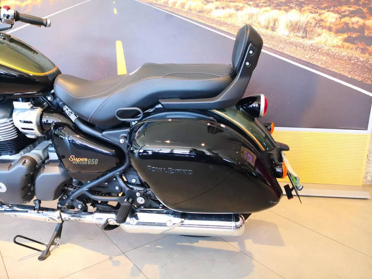 Royal Enfield Super Meteor 650 (2023 - 26) (9)