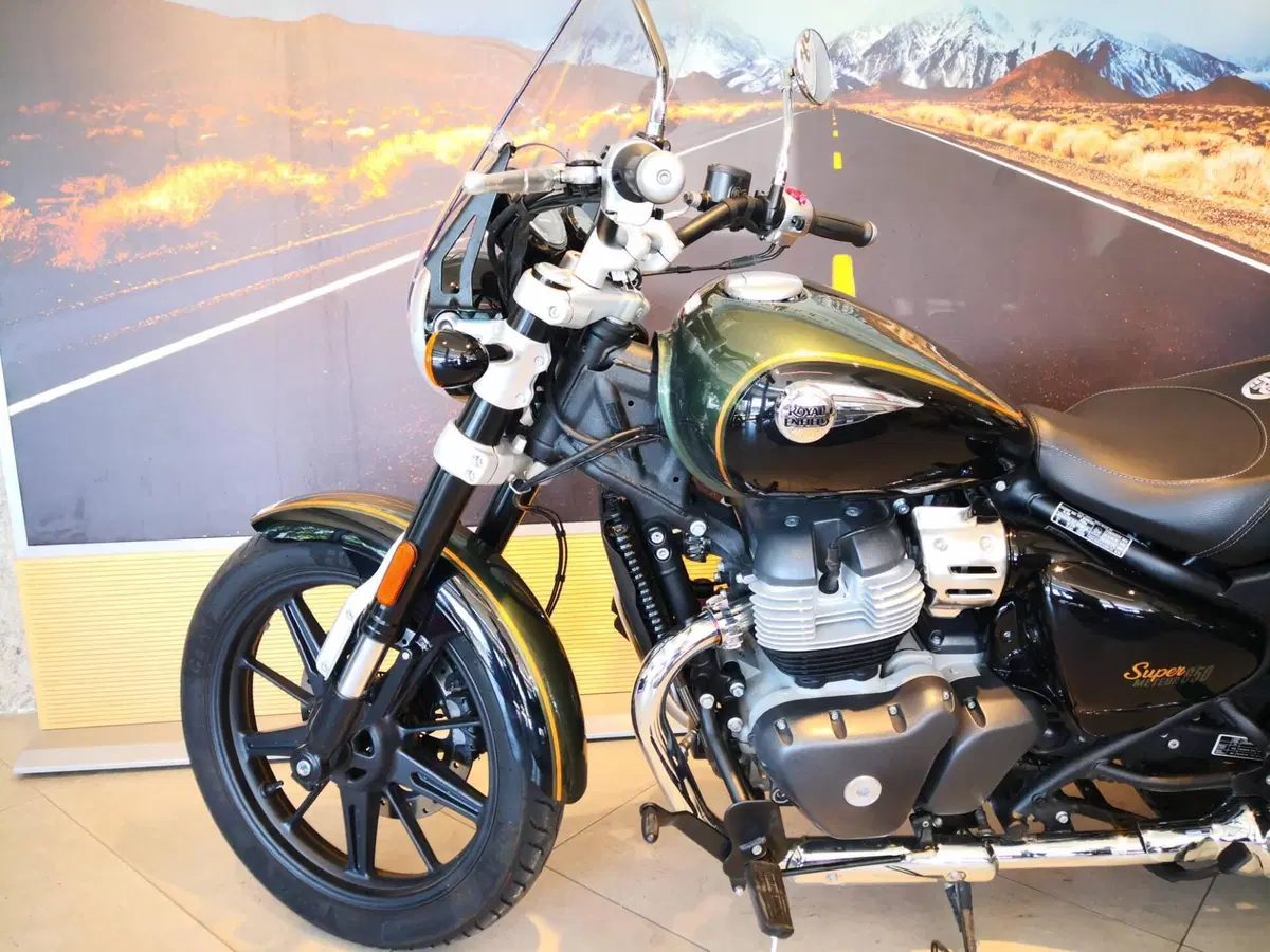 Royal Enfield Super Meteor 650 (2023 - 26) (10)