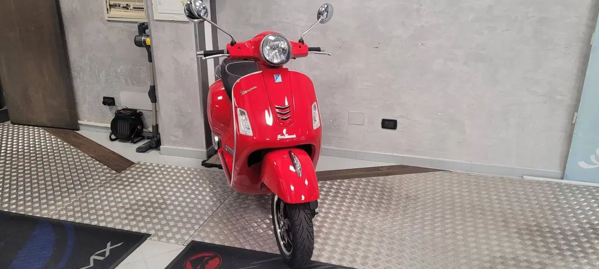 Vespa GTS 300 Super (2017 - 18) (3)