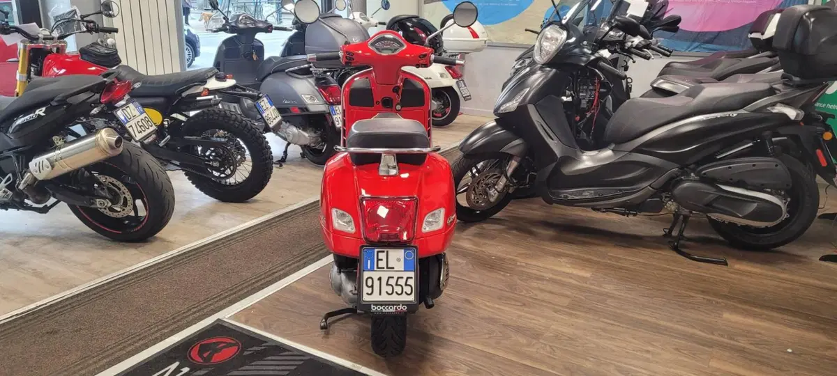 Vespa GTS 300 Super (2017 - 18) (4)