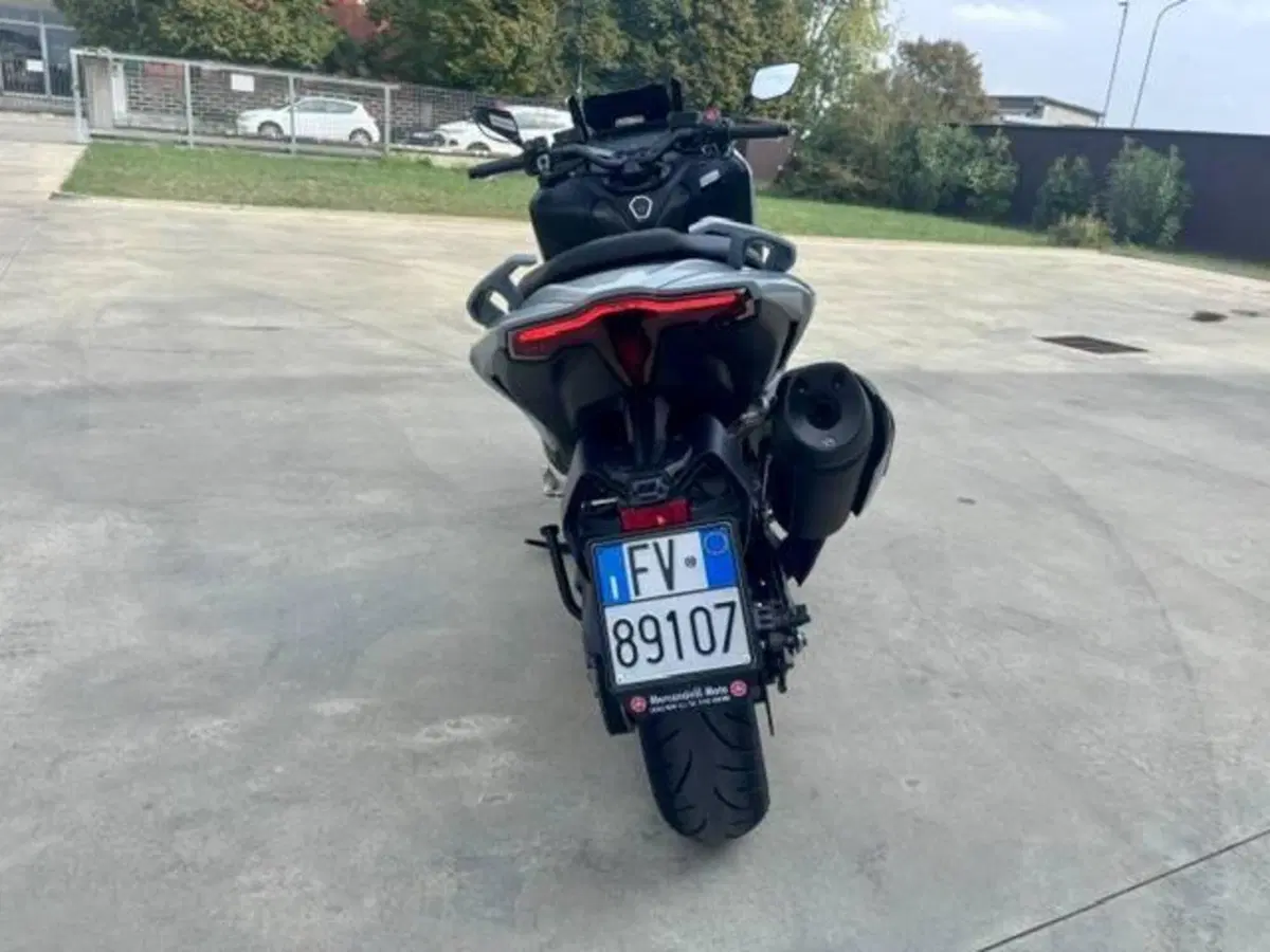 Yamaha T-Max 560 Tech Max (2025 - 26) (7)