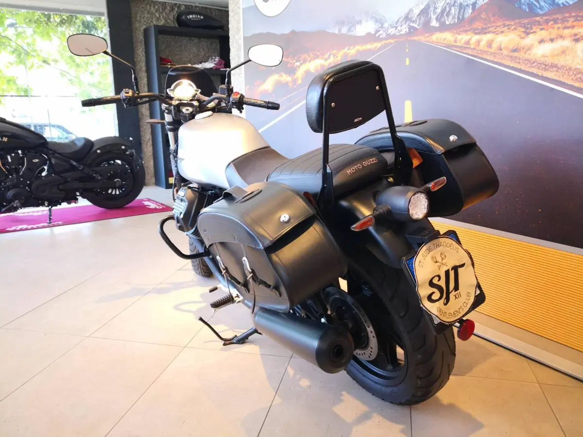Moto Guzzi V7 Stone (2021 - 24) (8)
