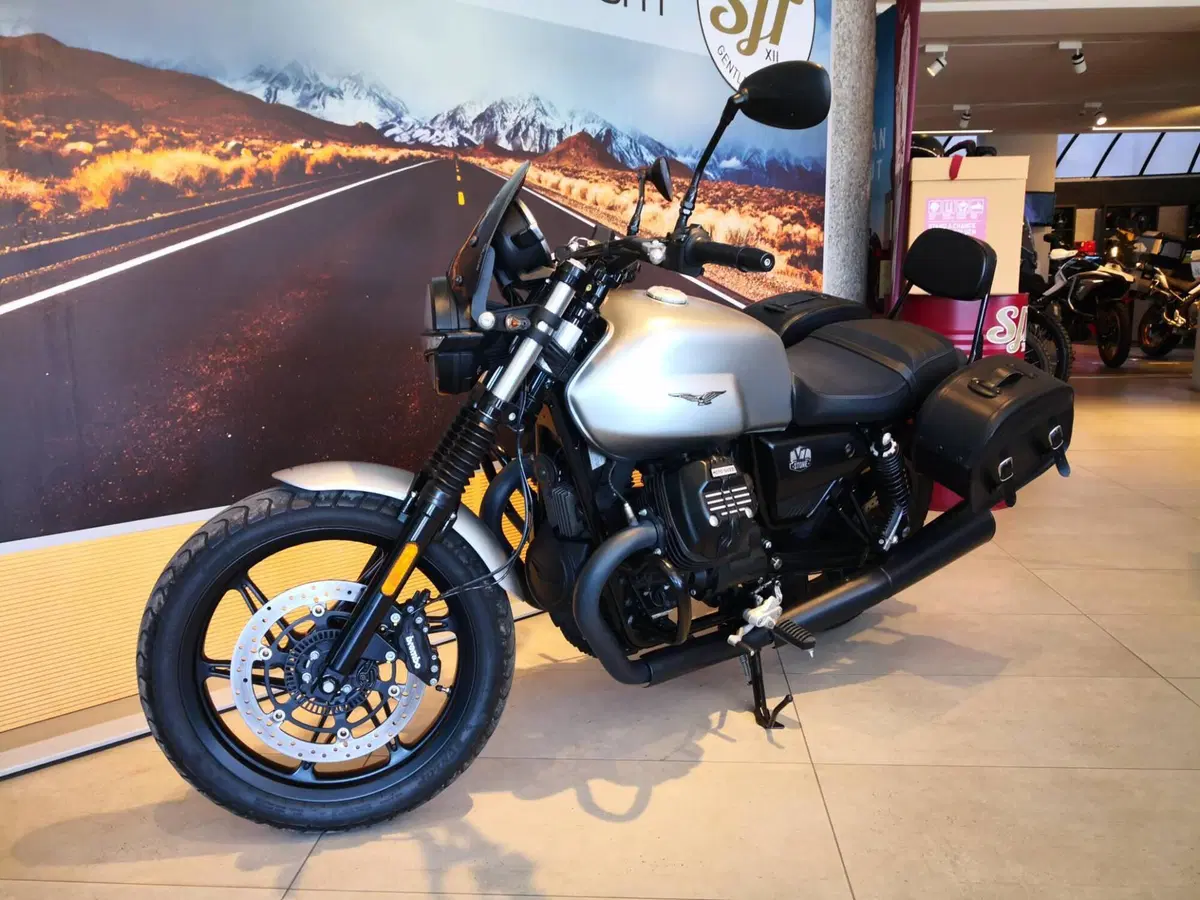 Moto Guzzi V7 Stone (2021 - 24) (11)