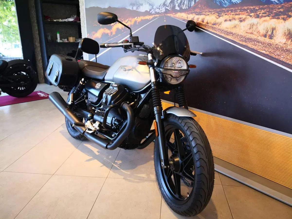 Moto Guzzi V7 Stone (2021 - 24) (3)