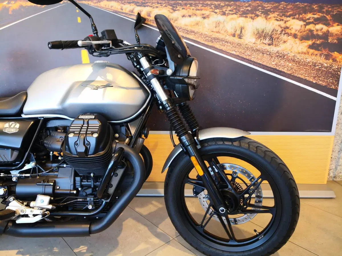 Moto Guzzi V7 Stone (2021 - 24) (4)
