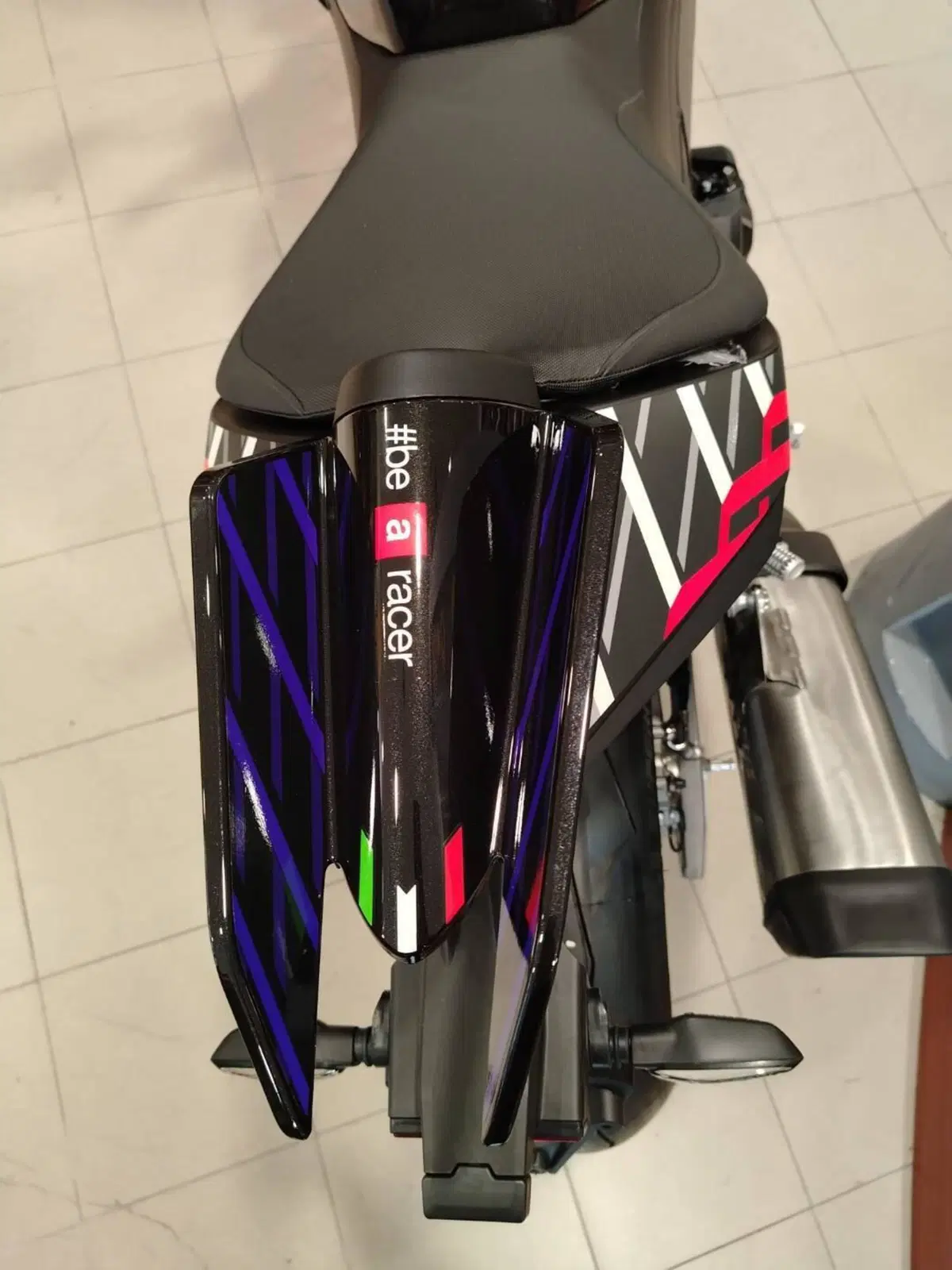 Aprilia Tuono V4 Factory (2025 - 26) (2)