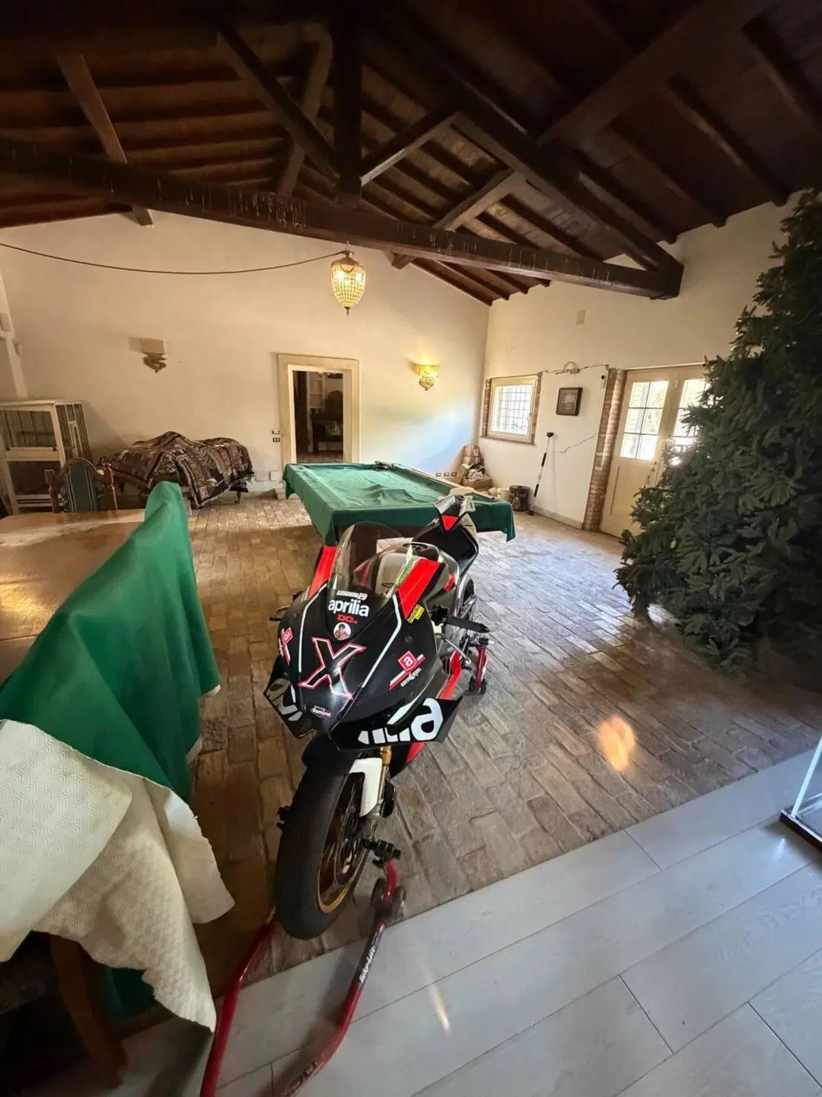 Aprilia RSV4 1100 Factory (2021 - 24) (4)