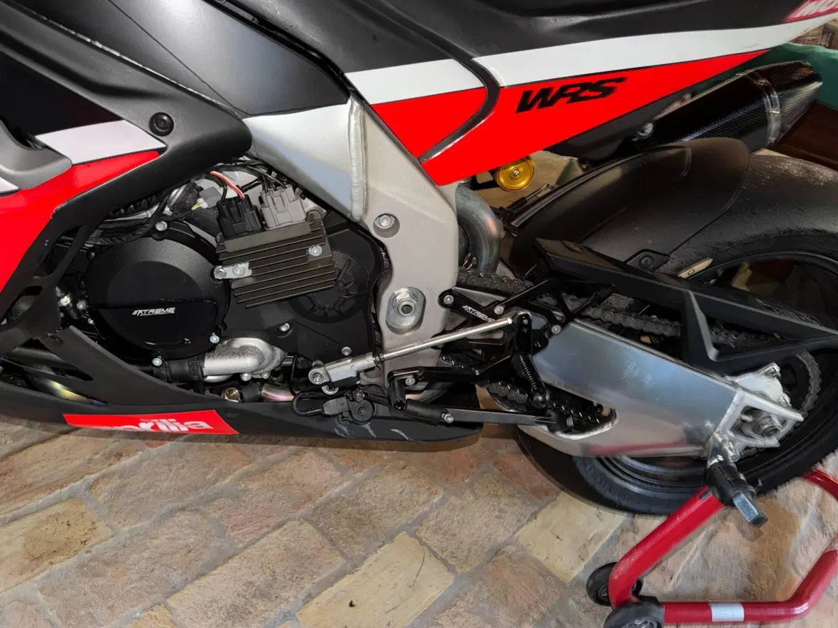Aprilia RSV4 1100 Factory (2021 - 24) (14)
