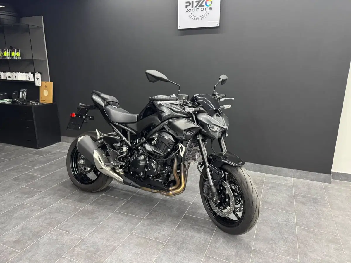 Kawasaki Z 900 (2025 - 26) (2)