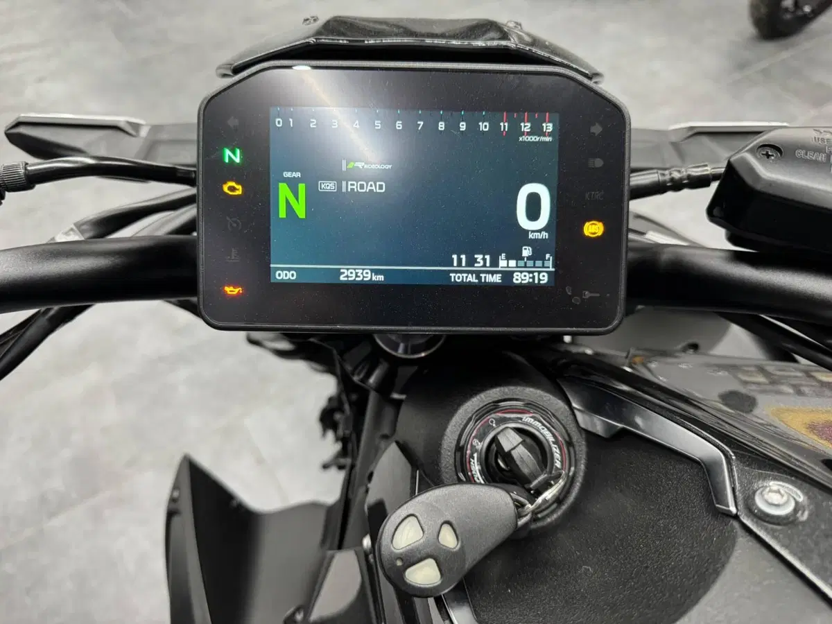 Kawasaki Z 900 (2025 - 26) (5)