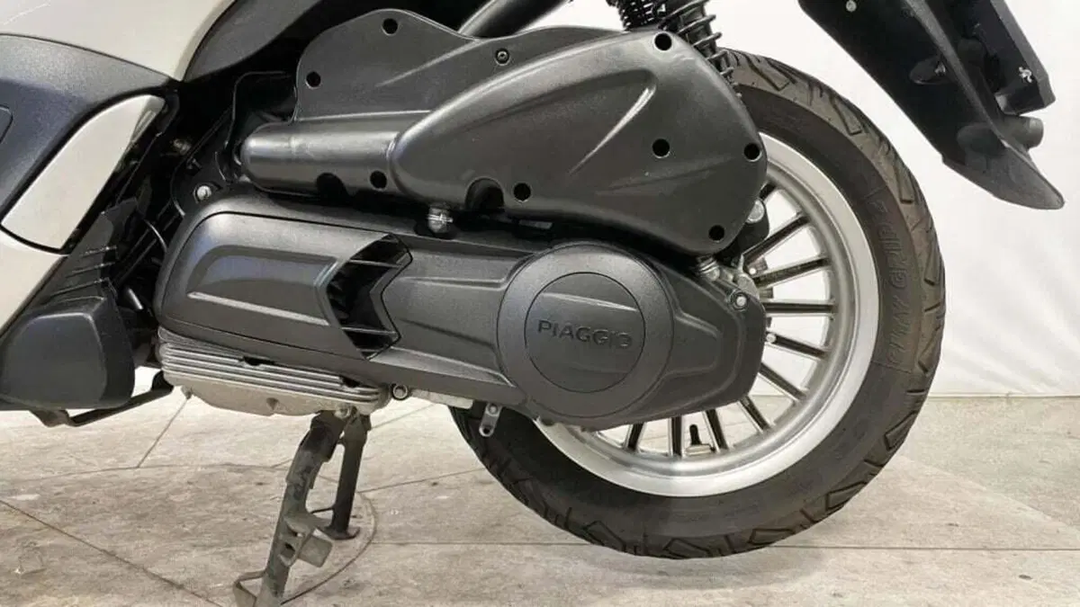 Piaggio Beverly 300 i.e. ABS-ASR (2016 - 20) (5)