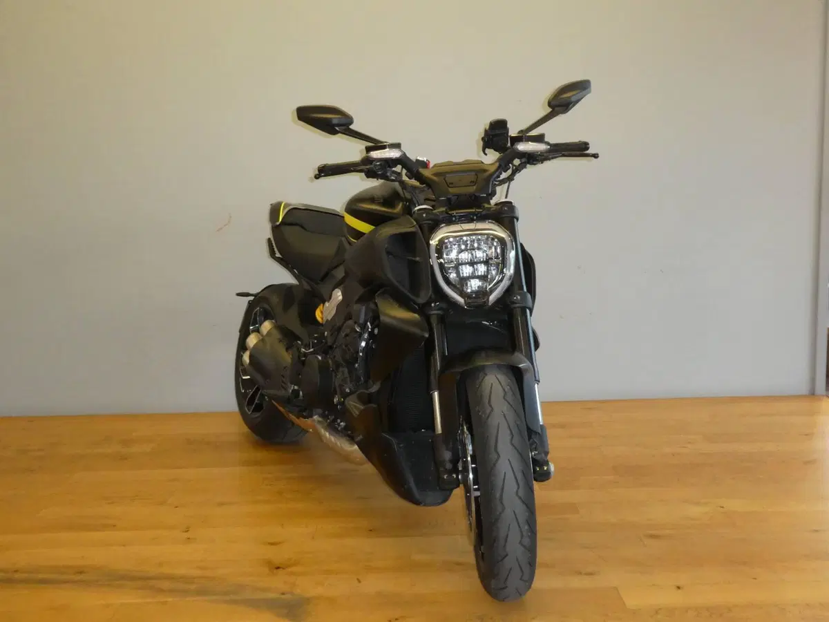 Ducati Diavel V4 (2023 - 26) (2)