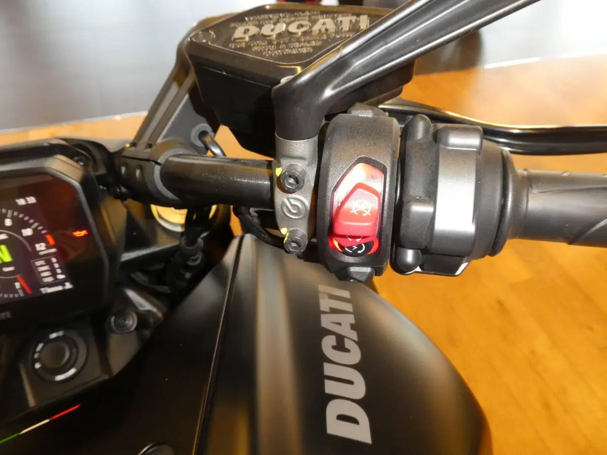 Ducati Diavel V4 (2023 - 26) (5)