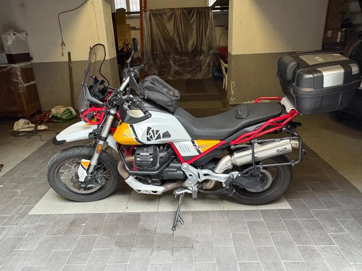 Moto Guzzi V85 TT Evocative Graphics (2019 - 20) (2)