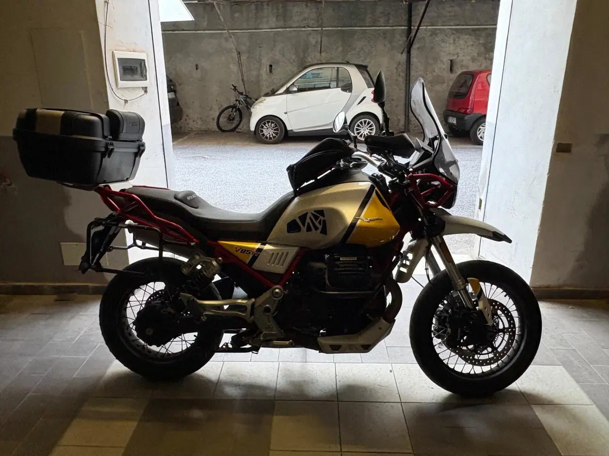 Moto Guzzi V85 TT Evocative Graphics (2019 - 20) (3)