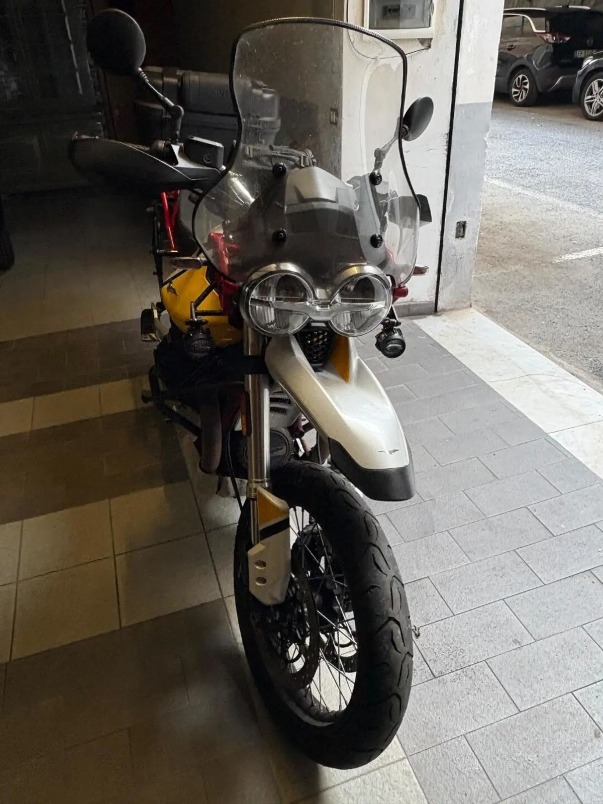 Moto Guzzi V85 TT Evocative Graphics (2019 - 20) (4)