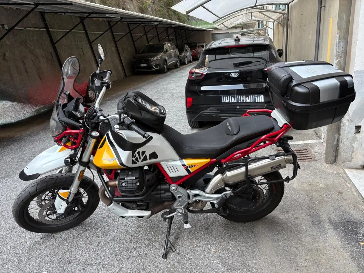 Moto Guzzi V85 TT Evocative Graphics (2019 - 20) (5)