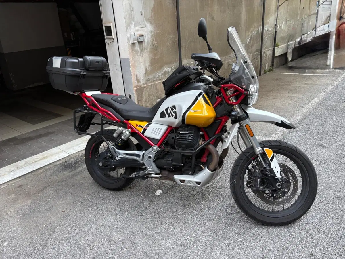 Moto Guzzi V85 TT Evocative Graphics (2019 - 20) (6)