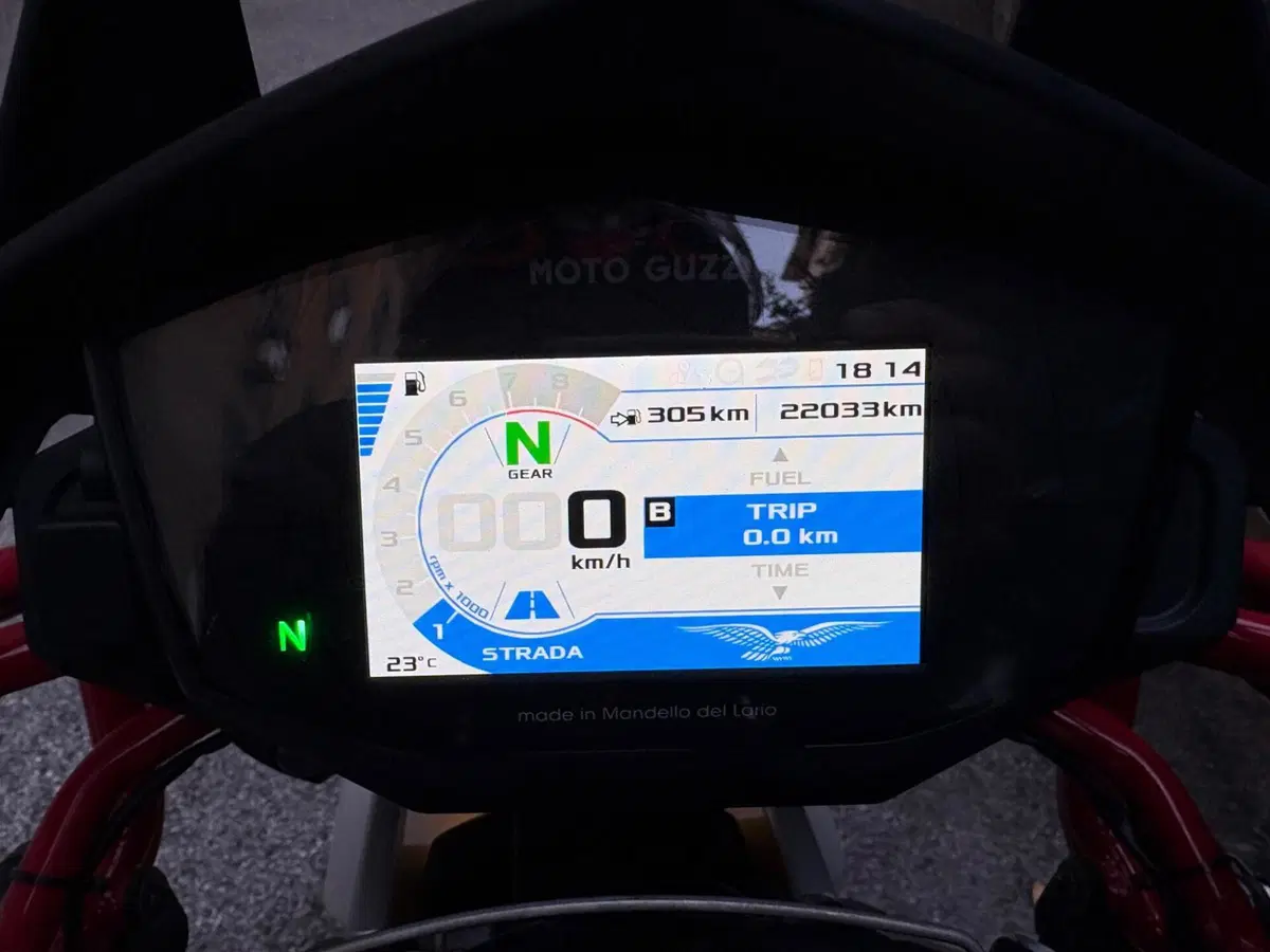 Moto Guzzi V85 TT Evocative Graphics (2019 - 20) (7)