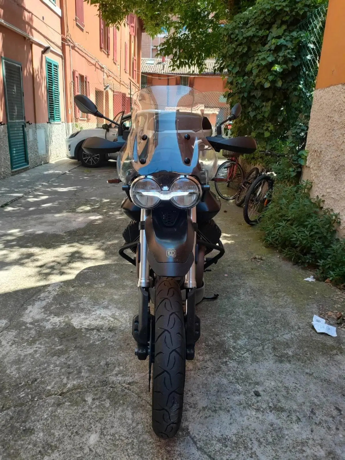 Moto Guzzi V85 TT (2021 - 23) (4)
