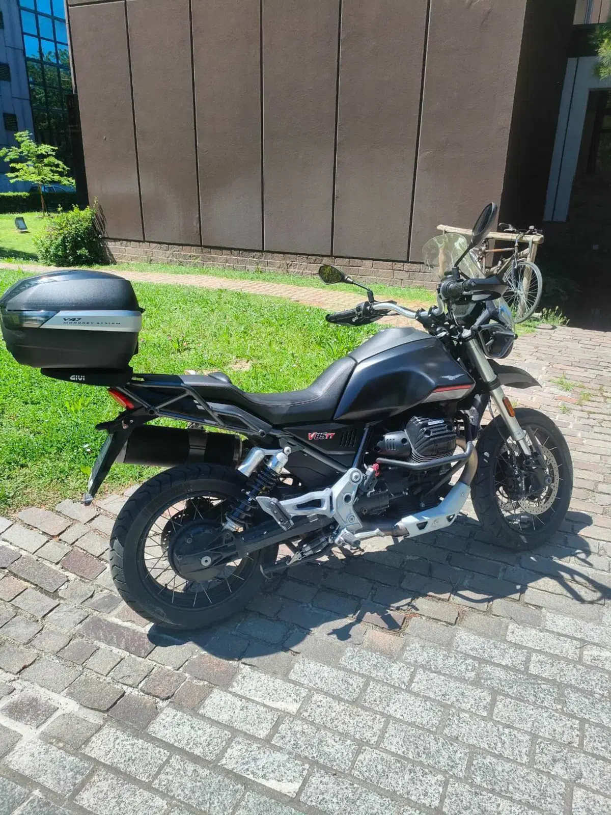 Moto Guzzi V85 TT (2021 - 23) (6)