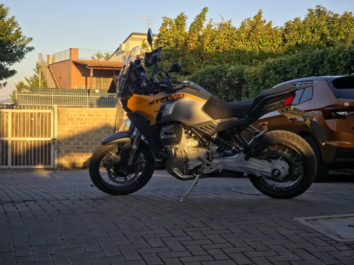 Moto Guzzi Stelvio (2024 - 26) (2)