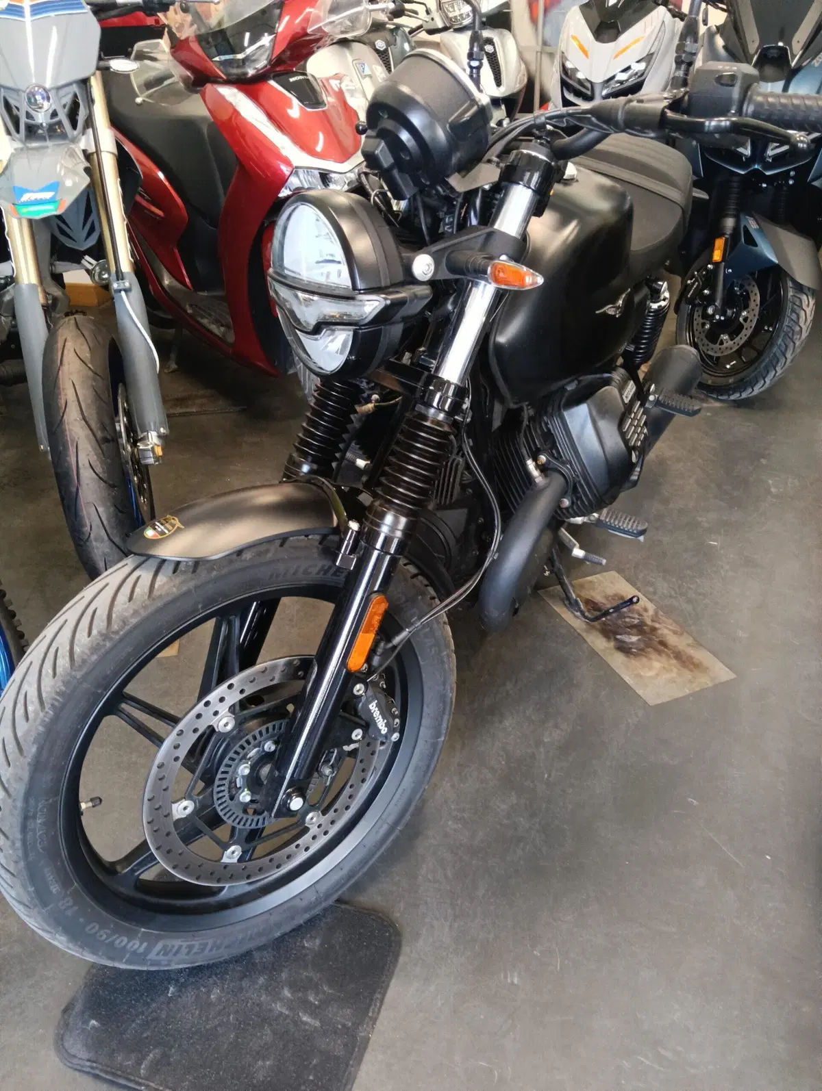 Moto Guzzi V7 Stone (2025 - 26) (2)