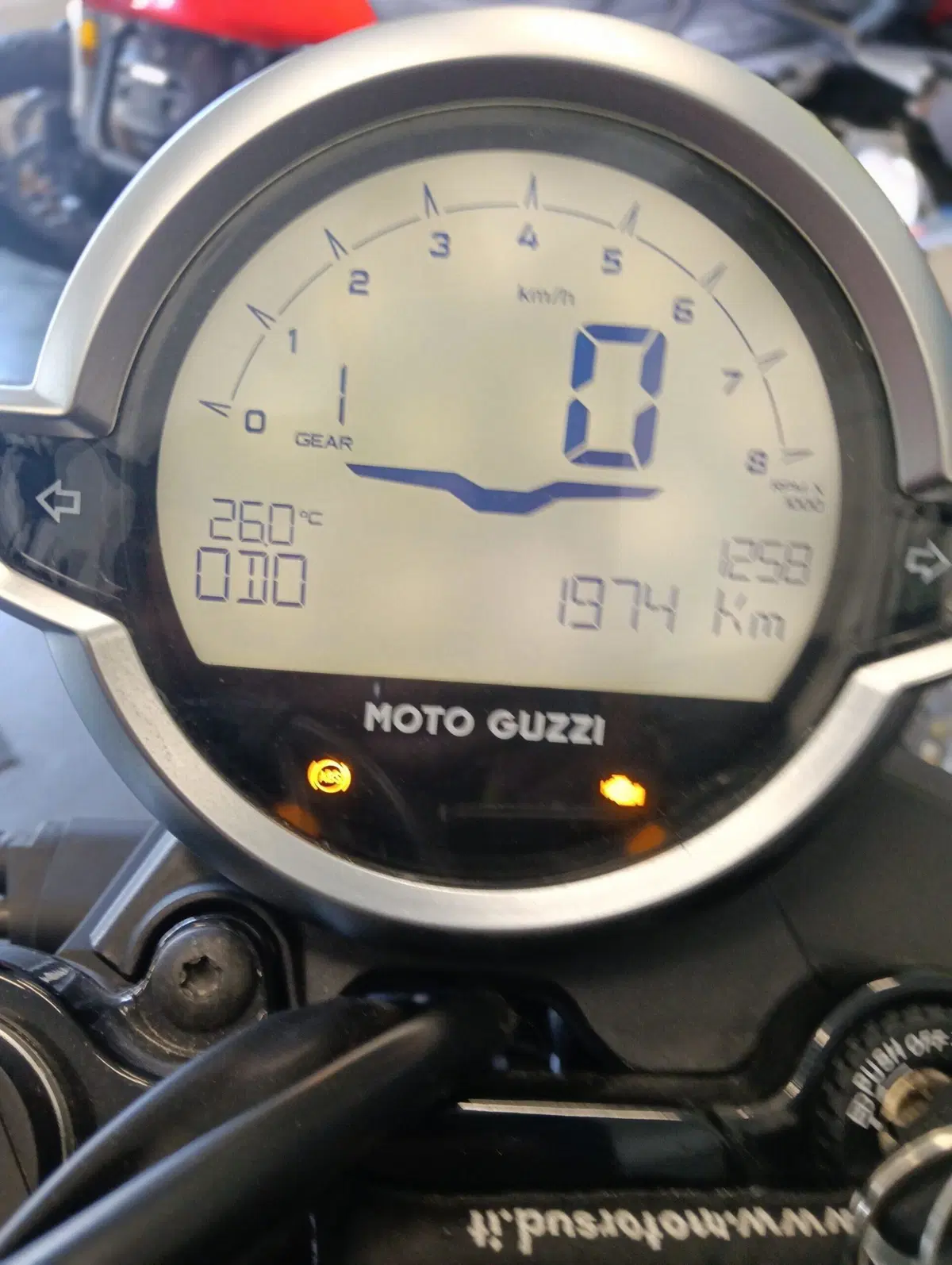 Moto Guzzi V7 Stone (2025 - 26) (5)