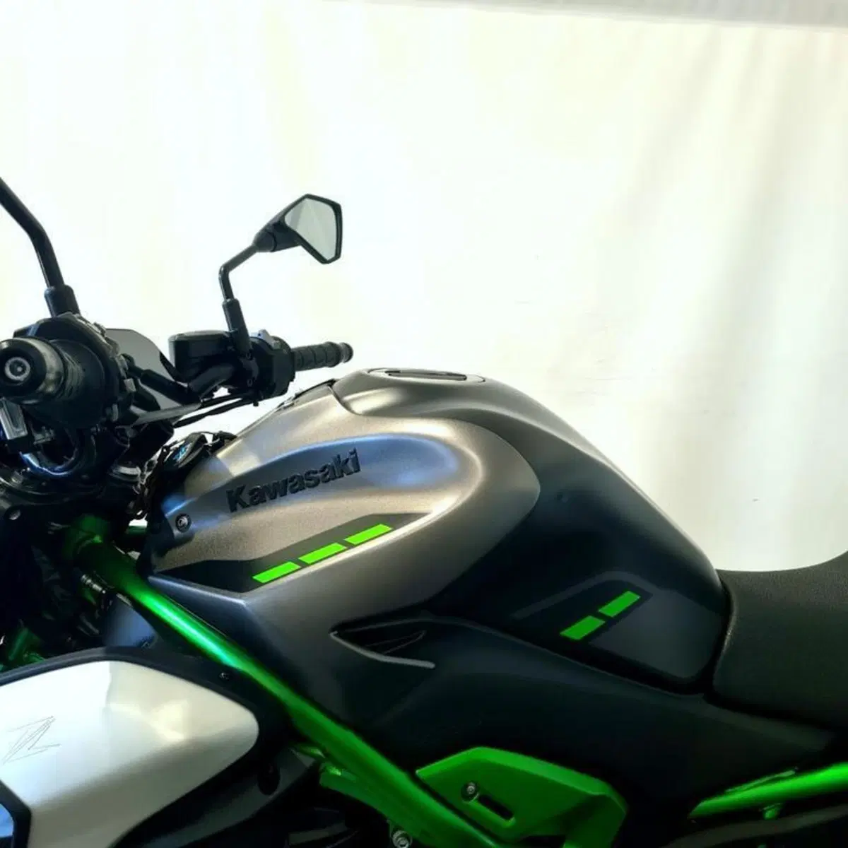 Kawasaki Z 900 (2025 - 26) (10)