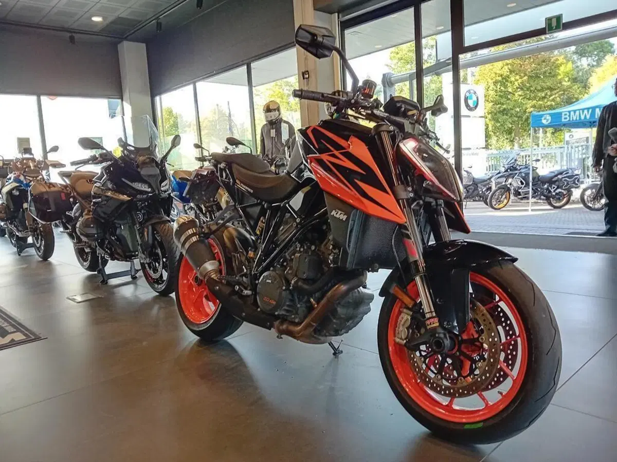 KTM 1290 Super Duke R (2019) (3)