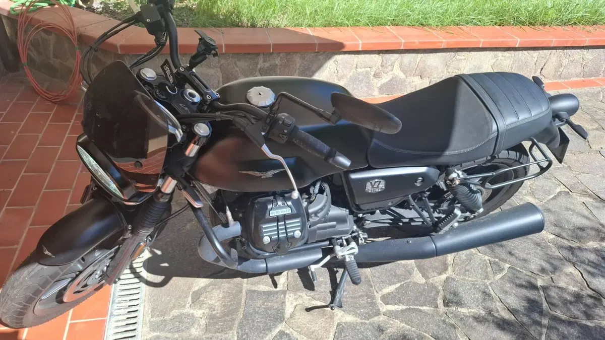 Moto Guzzi V7 Stone (2021 - 24) (2)
