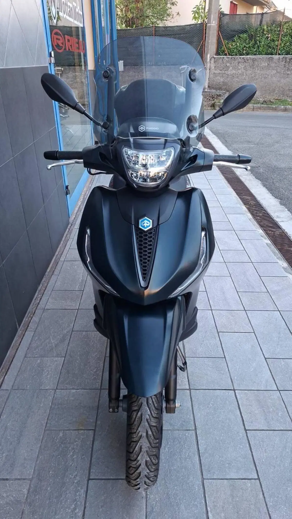 Piaggio Beverly 300 Hpe (2021) (2)