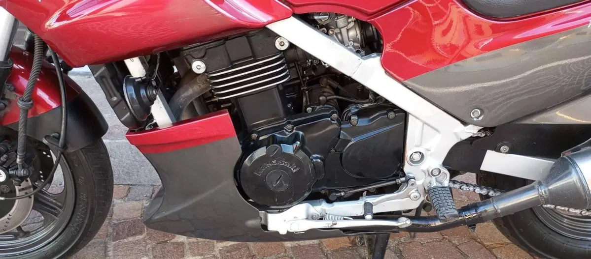 Kawasaki GPZ 500 S (11)