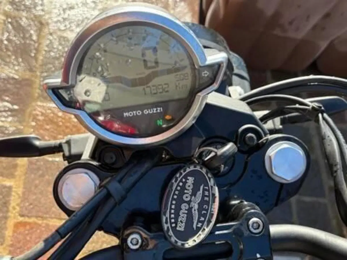 Moto Guzzi V7 Stone (2021 - 24) (2)