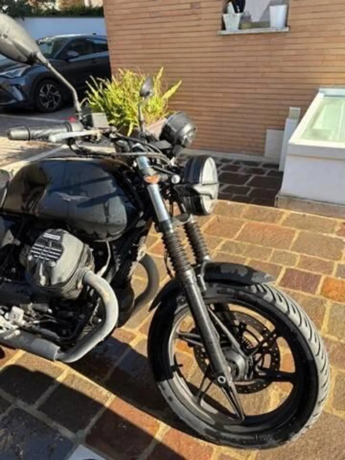 Moto Guzzi V7 Stone (2021 - 24) (10)