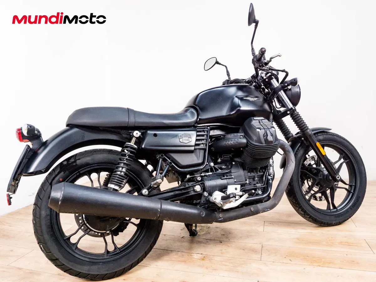 Moto Guzzi V7 III Stone (2017 - 20) (3)