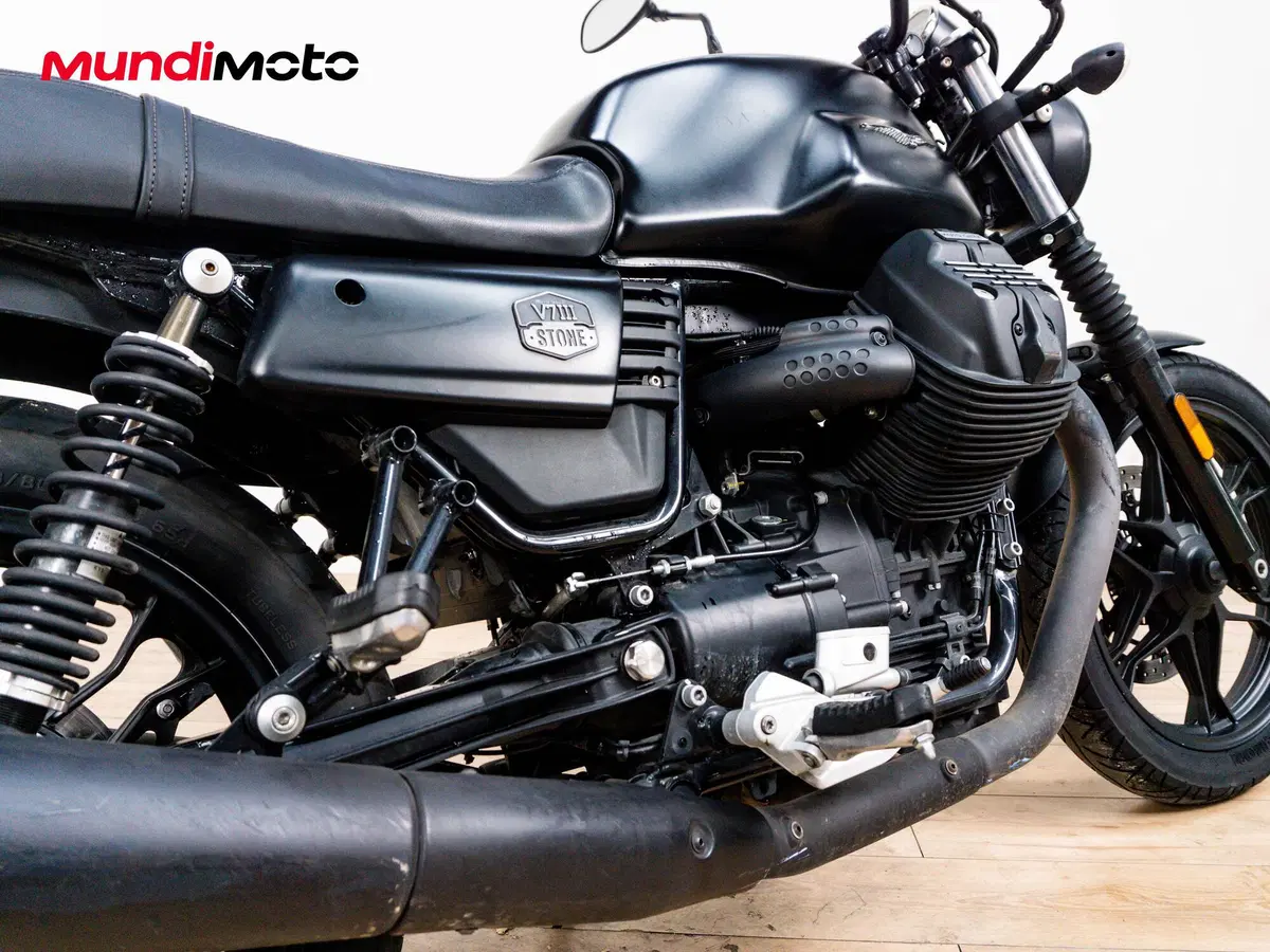 Moto Guzzi V7 III Stone (2017 - 20) (4)