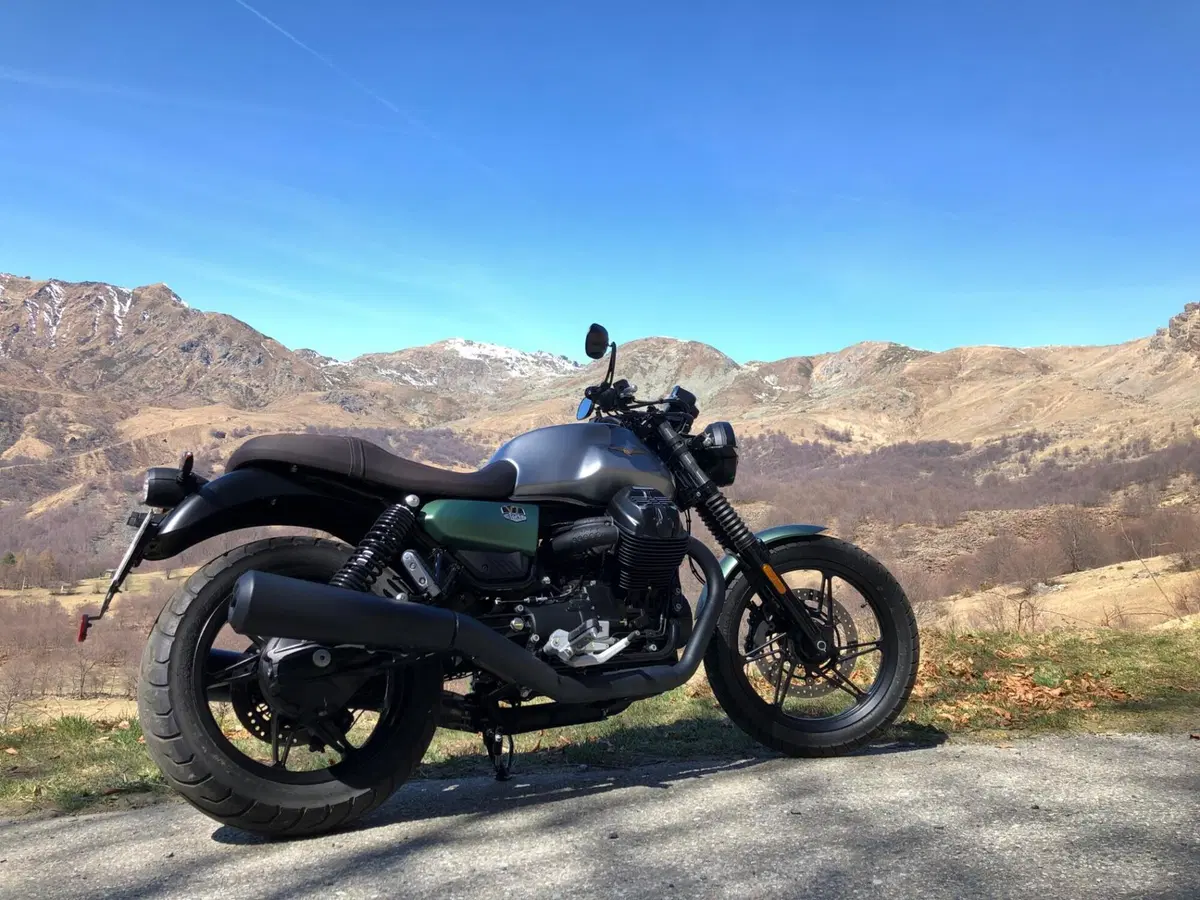 Moto Guzzi V7 Stone Centenario (2021 - 22) (2)
