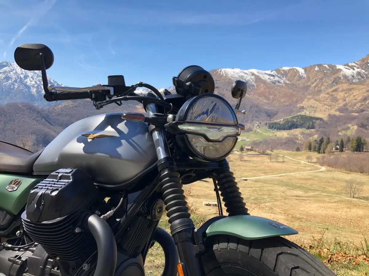Moto Guzzi V7 Stone Centenario (2021 - 22) (3)