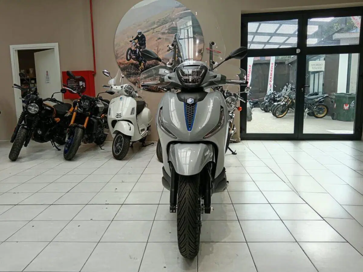 Piaggio Beverly 400 S (2025 - 26) (2)