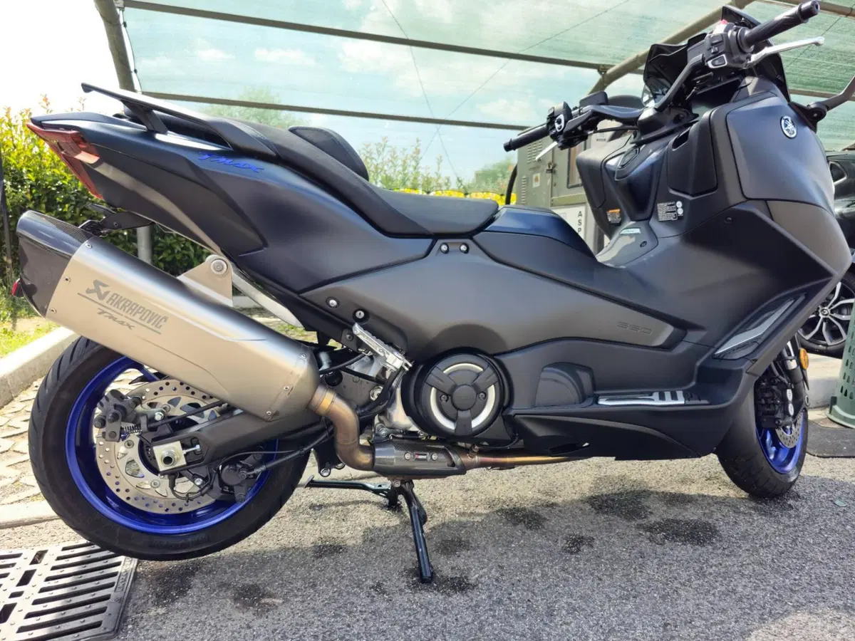 Yamaha T-Max 560 (2022 - 24) (4)