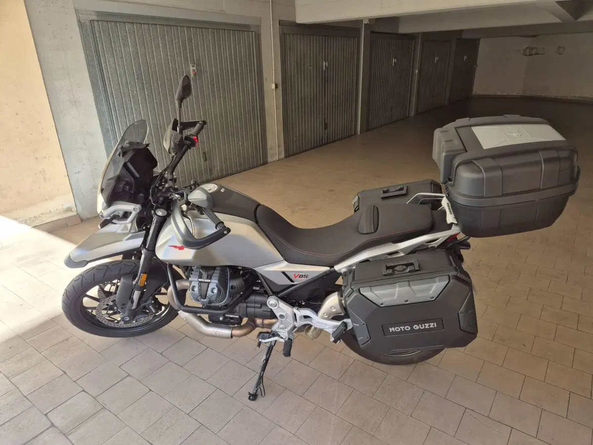 Moto Guzzi V85 Strada (2024 - 26) (2)