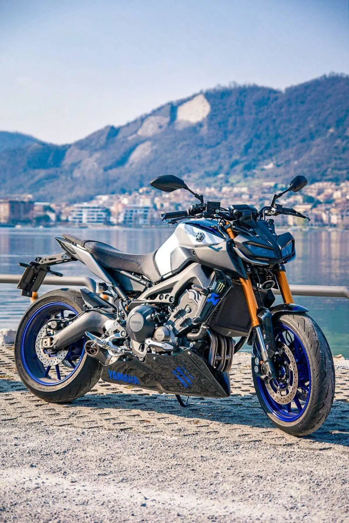 Vasca sotto carena × Yamaha MT-09 Akrapovic