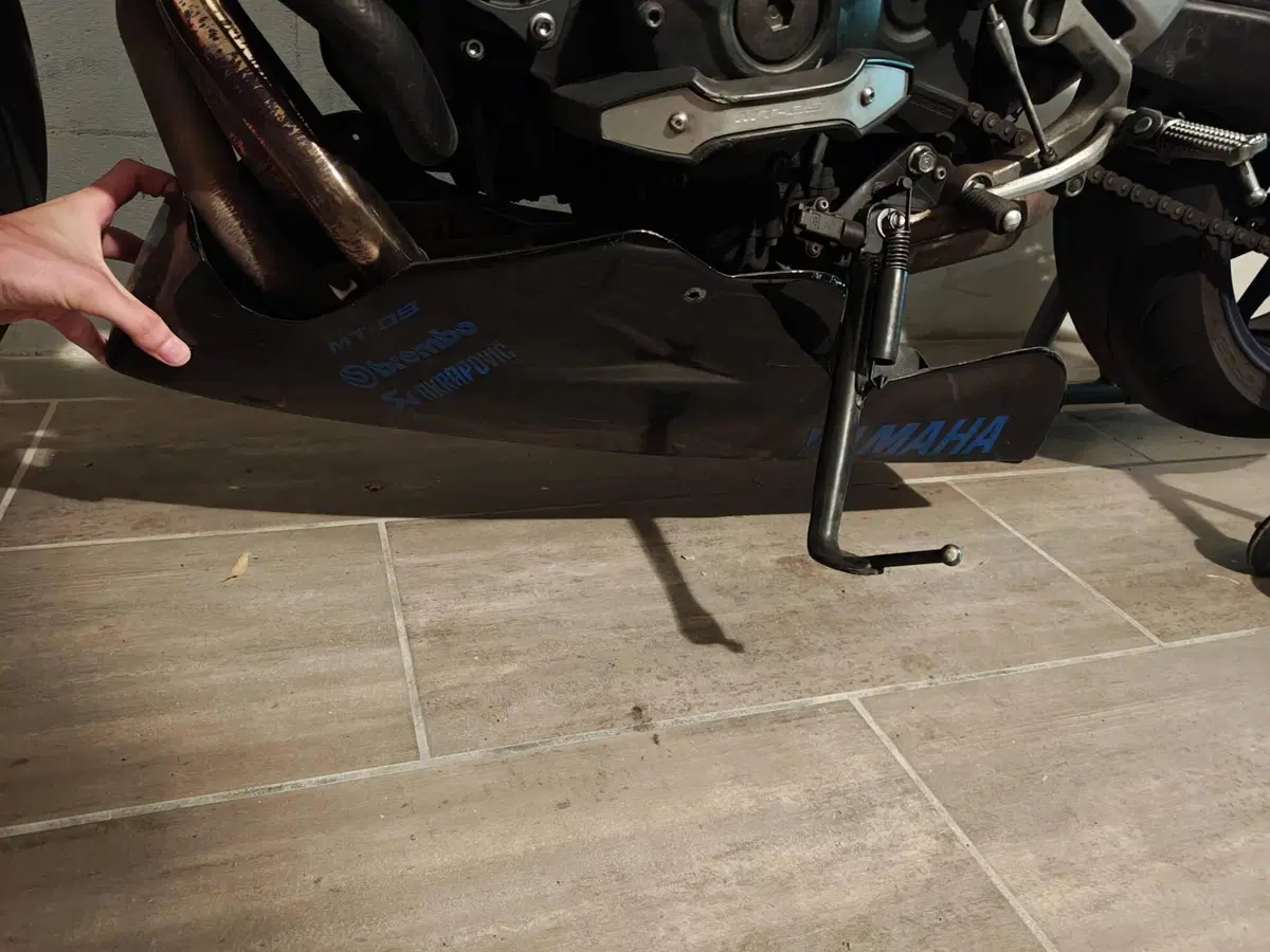 Vasca sotto carena × Yamaha MT-09 Akrapovic (3)