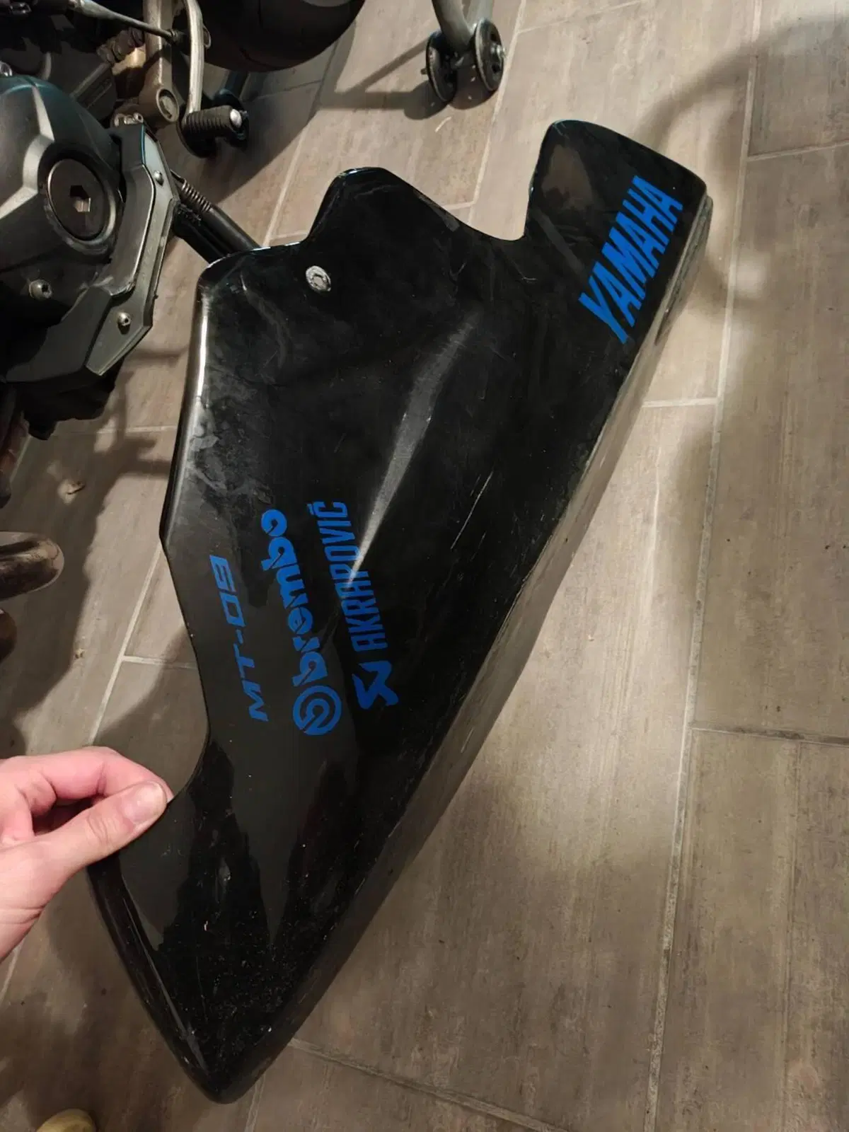Vasca sotto carena × Yamaha MT-09 Akrapovic (4)