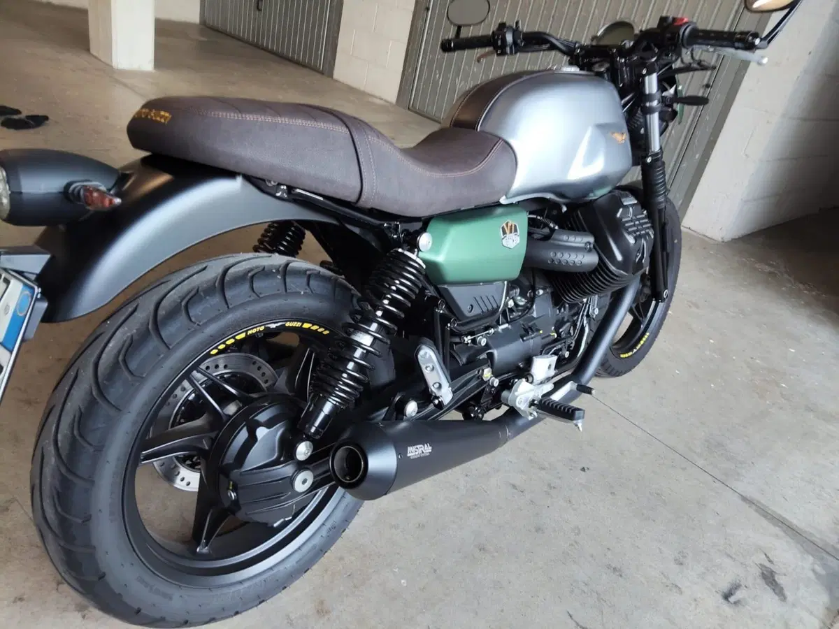 Moto Guzzi V7 Stone Centenario (2021 - 22)
