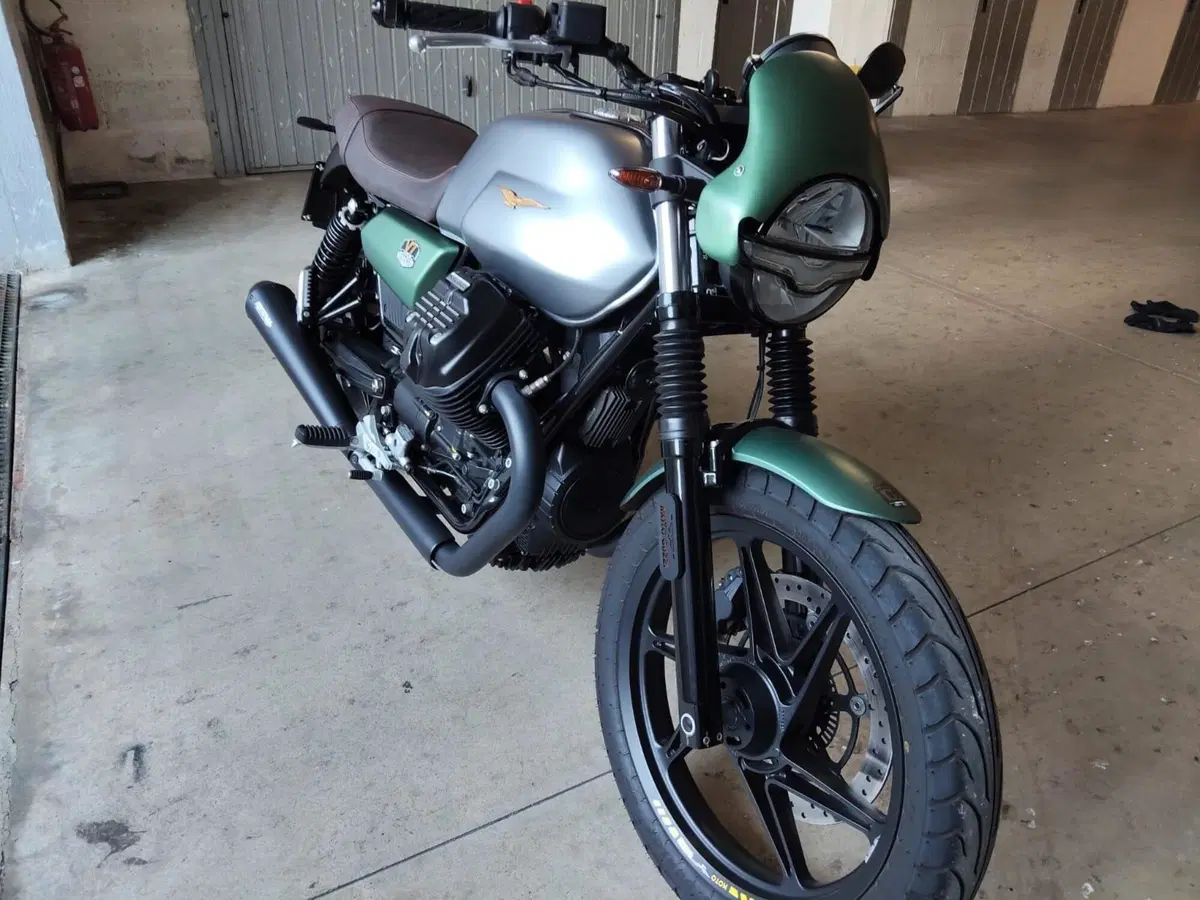 Moto Guzzi V7 Stone Centenario (2021 - 22) (2)