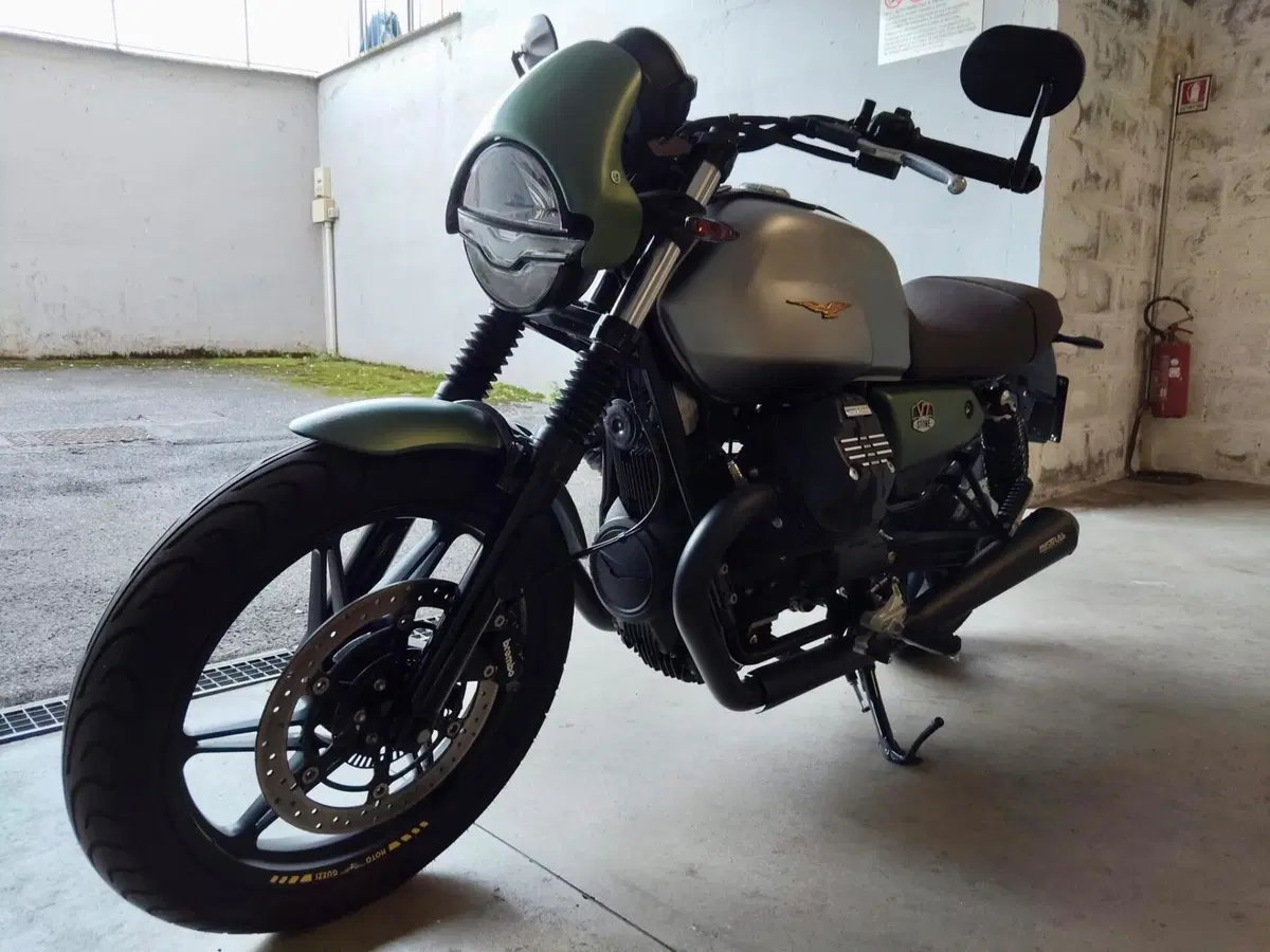 Moto Guzzi V7 Stone Centenario (2021 - 22) (3)