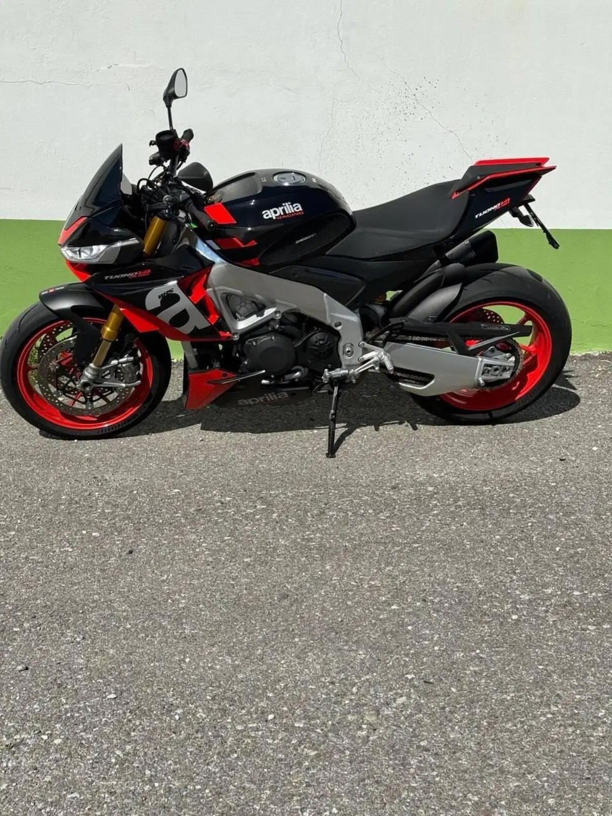 Aprilia Tuono V4 Factory (2021 - 24) (2)